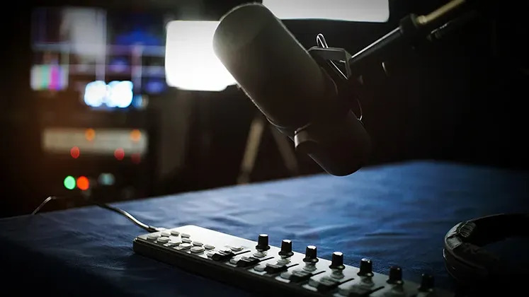 Micro et contrôleur en studio