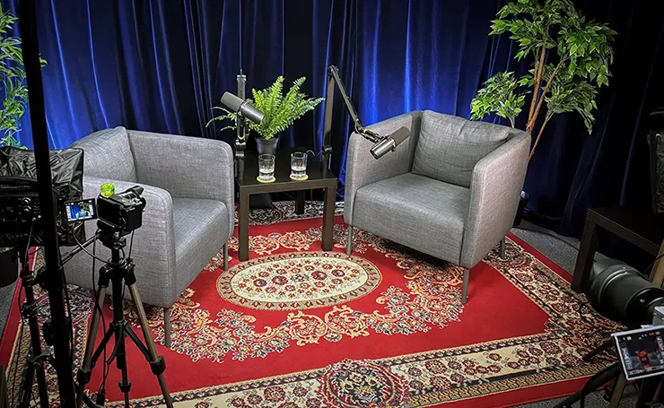 Studio P — configuration lounge, fauteuils et rideaux velours
