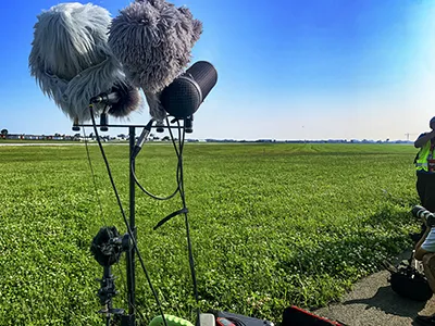 Multi-mic array at airport field edge — aircraft recording setup, Montreal