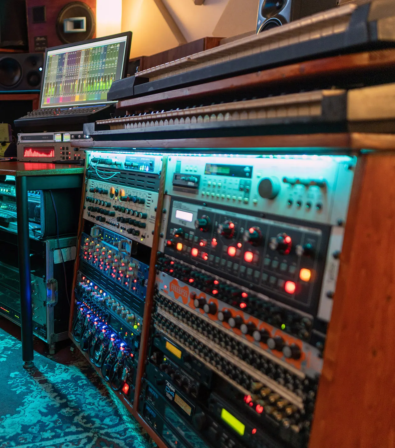 Rack de synthés analogiques et outboard — Expaz Studios